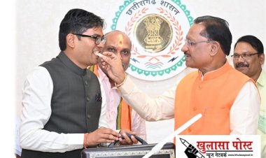 मुख्यमंत्री श्री विष्णु देव साय ने अमृत काल के नींव का बजट पेश करने पर वित्त मंत्री श्री ओ पी चौधरी को मिठाई खिलाकर दी बधाई...