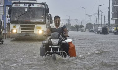 मुंबई में बारिश ने किया हाल बेहाल, फ्लाइट, बस और ट्रेने भी हुईं प्रभावित