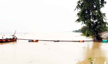 नाव में मशीन लगाकर किया जा रहा था रेत का अवैध उत्खनन, अधिकारी हैरान, खनिज विभाग ने की कार्रवाई, पोकलैण्ड जब्त