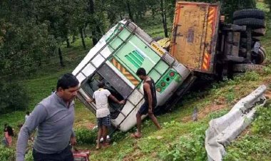 यात्रियों से भरी बस और तेज रफ्तार ट्रेलर के बीच जबरदस्त टक्कर, 20 फीट गहरी खाई में गिरे दोनों वाहन, 12 यात्री घायल