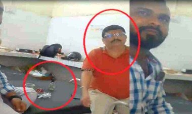 अस्पताल में ही जाम छलका रहे कर्मचारी, शराब पीकर नर्स पर अश्लील टिप्पणी करते कर्मचारियों का वीडियो हुआ वायरल