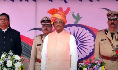 CM साय ने पुलिस परेड ग्राउंड में किया ध्वजारोहण, 46 पुलिस अधिकारियों और जवानों को पुलिस पदकों से किया सम्मानित