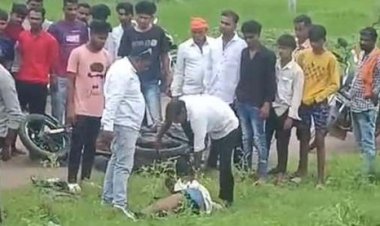 प्रेमिका से मिलने पहुंचा बॉयफ्रेंड, ग्रामीणों ने युवक को जमकर पीटा, बचाव-बचाव करने चीखता रहा युवक, कोई नहीं आया बचाने, VIDEO हो रहा वायरल