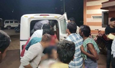 राजिम पुल में कार ने बाइक और स्कूटी को मारी टक्कर, दो युवक घायल, बाइक सवार दंपती को ट्रक ने मारी ठोकर, पहिए के नीचे आने से पत्नी की मौत