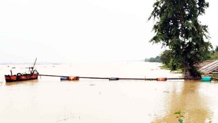 नाव में मशीन लगाकर किया जा रहा था रेत का अवैध उत्खनन, अधिकारी हैरान, खनिज विभाग ने की कार्रवाई, पोकलैण्ड जब्त