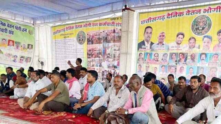 राजधानी में वन विभाग के कर्मचारियों का अनिश्चितकालीन हड़ताल जारी, स्वतंत्रता दिवस और रक्षाबंधन भी मनाएंगे धरना स्थल पर