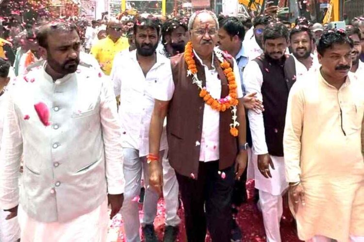 सांसद बृजमोहन अग्रवाल ने पुलिस परेड ग्राउंड में किया ध्वजारोहण, नपा अध्यक्ष गफ्फू मेमन ने किया राज शाही स्वागत