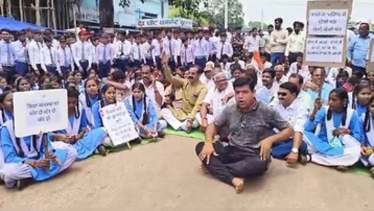 अतिरिक्त कमरा निर्माण को लेकर धरने पर छात्रों और ग्रामीणों के साथ बैठे विधायक, प्रशासन के खिलाफ की नारेबाजी, किया चक्काजाम