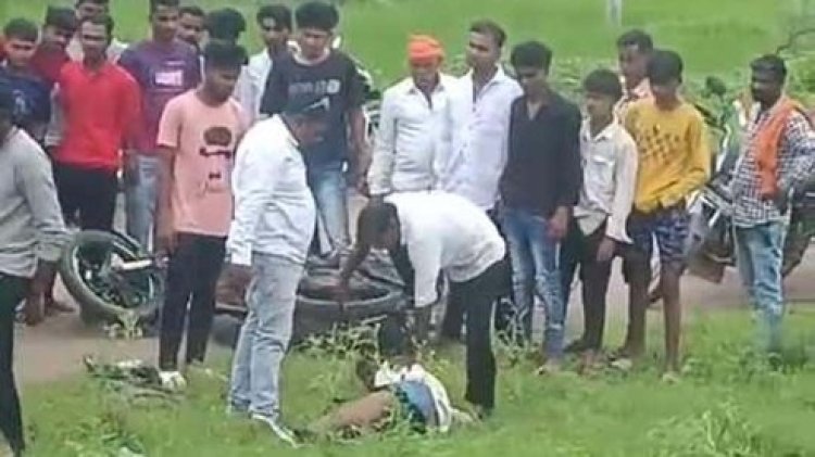 प्रेमिका से मिलने पहुंचा बॉयफ्रेंड, ग्रामीणों ने युवक को जमकर पीटा, बचाव-बचाव करने चीखता रहा युवक, कोई नहीं आया बचाने, VIDEO हो रहा वायरल