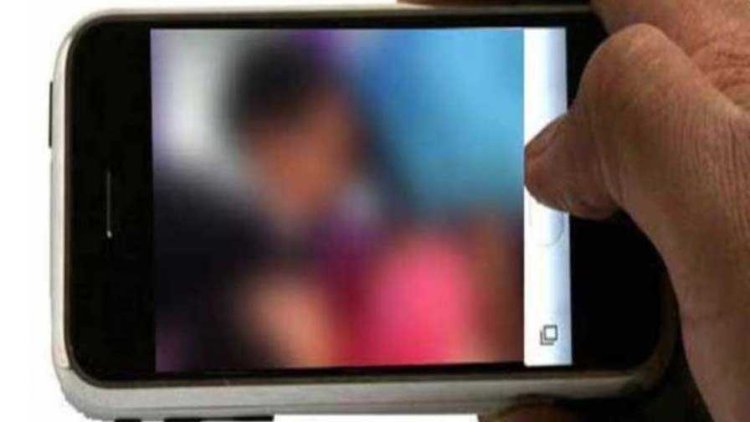 राजधानी में विज्ञापन बोर्ड पर अचानक चलने लगी अश्लील फिल्म, राहगीरों ने बनाया वीडियो, पुलिस ने मामला दर्ज कर शुरु की जांच