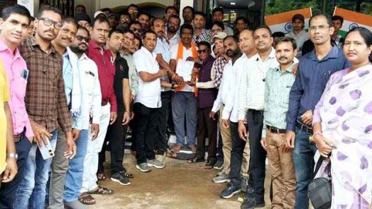 शिक्षकों ने मांगों को लेकर मुख्यमंत्री, शिक्षा सचिव एवं संचालक के नाम राजिम विधायक रोहित साहू को सौंपा ज्ञापन, लगाई इंसाफ की गुहार