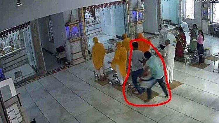जैन मंदिर में दर्शन कर रहे व्यापारी पर पुराने मकान मालिक ने 15 सेकंड में 5 बार चाकू से किया हमला, आरोपी की तलाश में जुटी पुलिस