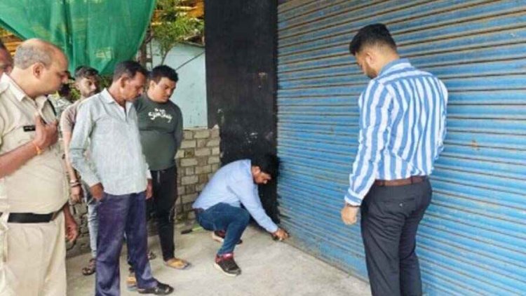 कलेक्टर के आदेश के बाद एक्शन में अधिकारी, तहसीलदार अतुल वैष्णव ने निगम की टीम के साथ की 8 दुकानें सील,आगे भी जारी रहेगी कार्यवाही