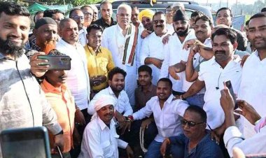 गीत संगीत के महानायक के शोकाकुल परिवार से मिलने पहुंचे पूर्व सीएम भूपेश बघेल, परिवार को बांधा ढांढस, कांग्रेसियों ने किया गर्मजोशी से स्वागत