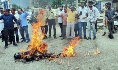 राहुल गांधी के खिलाफ अमर्यादित सार्वजनिक टिप्पणी और बयानबाजी पर भड़की कांग्रेस, रेल राज्य मंत्री रवनीत सिंह बिट्टू का फूंका पुतला