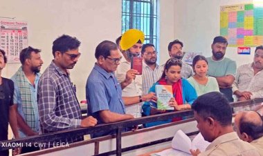 छत्तीसगढ़ में धार्मिक हिंसा भड़काने के खिलाफ FIR की कार्यवाही के लिए भाईचारा एकता मंच ने संविधान की पुस्तक और तिरंगे के साथ दिया ज्ञापन