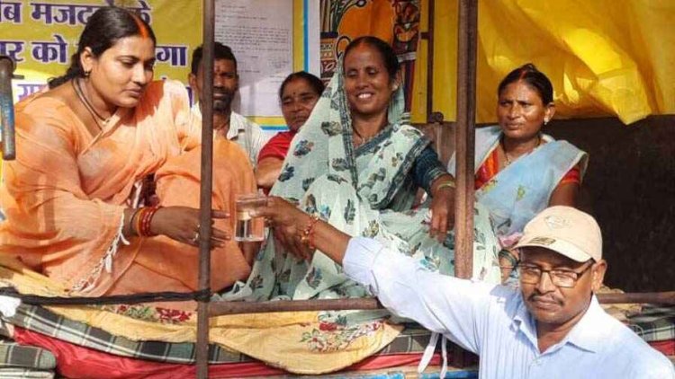 कलेक्ट्रेट के सामने भूख हड़ताल में बैठी कोपरा की पूर्व सरपंच योगेश्वरी साहू, हरकत में आया प्रशासन, CMO के भुगतान दिलाने के वादे पर खत्म हुआ विवाद