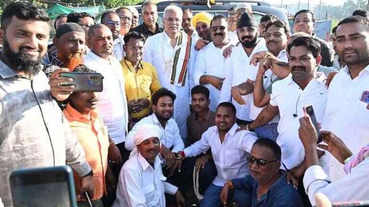 गीत संगीत के महानायक के शोकाकुल परिवार से मिलने पहुंचे पूर्व सीएम भूपेश बघेल, परिवार को बांधा ढांढस, कांग्रेसियों ने किया गर्मजोशी से स्वागत