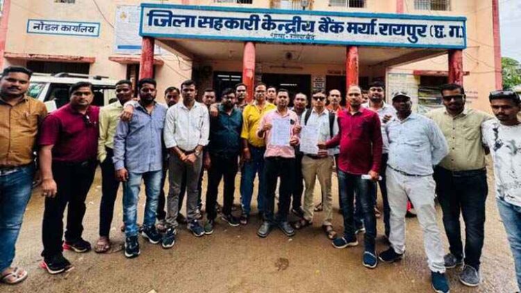 8 महीने से वेतन नहीं मिलने पर धान खरीदी केंद्रों के कंप्यूटर ऑपरेटर परेशान, अपर कलेक्टर से लगाई गुहार, अनिश्चितकाल हड़ताल के लिए मजबूर