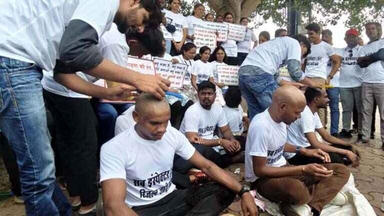 एक टीचर के भरोसे 71 स्टूडेंट्स, स्कूल में ग्रामीणों ने जड़ा ताला, परीक्षार्थियों ने कराया मुंडन, SI भर्ती परीक्षा का रिजल्ट जारी करने की मांग