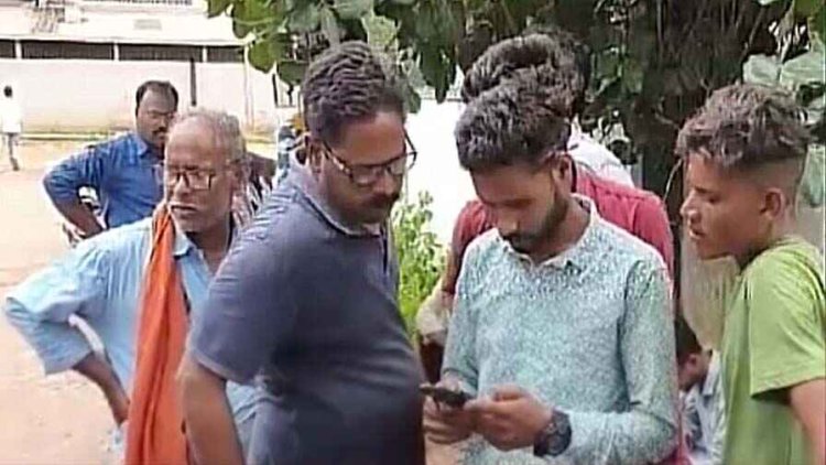 शराब के नशे में तीन दोस्‍तों ने मोबाइल खरीदने गए युवक के सिर पर पत्थर पटककर ले ली जान, भागते वक्‍त आरोपी नाले में गिरकर घायल