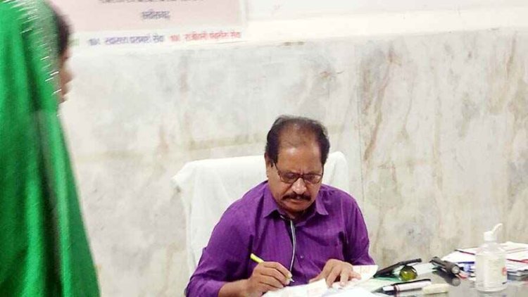 ड्यूटी के दौरान शराब पीकर इलाज, जांच के बाद डॉक्टर कार्तिक राम रात्रे का हुआ ट्रांसफर, 80 दिनों से नहीं छोड़ा कार्यस्थल, स्वास्थ्य विभाग की हो रही किरकिरी