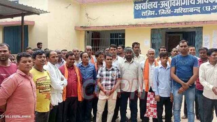 सरकारी जमीन पर अवैध कब्जा पर कार्रवाही नहीं होने से गुस्साए सैकड़ों ग्रामवासी SDM कार्यालय पहुंचकर की शिकायत