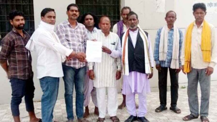 कलेक्टर जनदर्शन में ग्रामीणों ने सचिव अशोक महांती के खिलाफ लगाया भ्रष्टाचार का आरोप, आठ बिंदूओं में शिकायत कर किया जांच की मांग