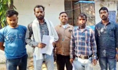 राशन कार्ड बनाने के लिए अधिकारियों ने मांगे पैसे, इंसाफ की गुहार लगाने कलेक्ट्रेट पहुंचे ग्रामीण, ग्रामीणों में भारी नाराजगी, लगाए गंभीर आरोप