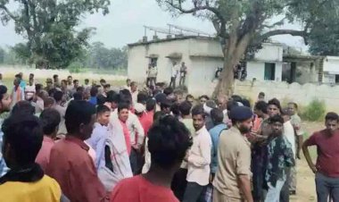 कबीरधाम जिले में दुर्गा मूर्ति स्थापना को लेकर विवाद, पुजारी ने गेट पर लगाया ताला, ग्रामीणों में आक्रोश, गांव में पुलिस बल तैनात