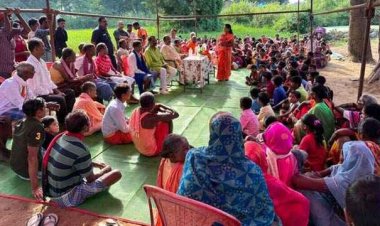 एक महीने का राशन देकर दुकान संचालक दो माह के राशन पर फिंगर प्रिंट, विधायक के सामने ग्रामवासियों ने दुकान संचालक की खोल दी पोल