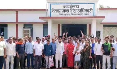 मानदेय नहीं मिलने पर भड़के सफाई कर्मचारी संघ, सामूहिक शिक्षा विभाग को दी आत्मदाह करने की चेतावनी, बीईओ को सौंपा ज्ञापन