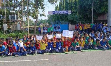 जशपुर जिले में स्वामी आत्मानंद विद्यालय के प्राचार्य का ट्रांसफर रद्द करने की मांग, छात्रों ने किया चक्काजाम, स्टूडेंट बोले-  हमारे भविष्य के साथ खिलवाड़