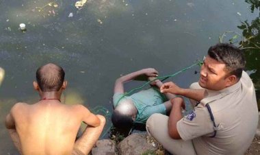 रायपुर के दर्री तालाब में युवक का शव मिलने से शहर में फैली सनसनी, अज्ञात व्यक्ति की झाड़ियों में मिली लाश, जांच में जुटी पुलिस की टीम