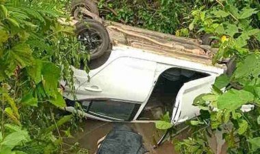 स्वास्थ्य अधिकारी की कार हुई हादसे की शिकार, गहरी खाई में गिरकर पलटी, बाल-बाल  बची जान, घायल अफसर जिला अस्पताल रेफर