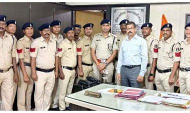 त्यौहार की खुशियां हुई दुगुनी, पुलिस महानिरीक्षक रायपुर रेंज रायपुर द्वारा दीपावली में 12 आरक्षकों को मिला प्रमोशन का तोहफा, की गई पदोन्नति