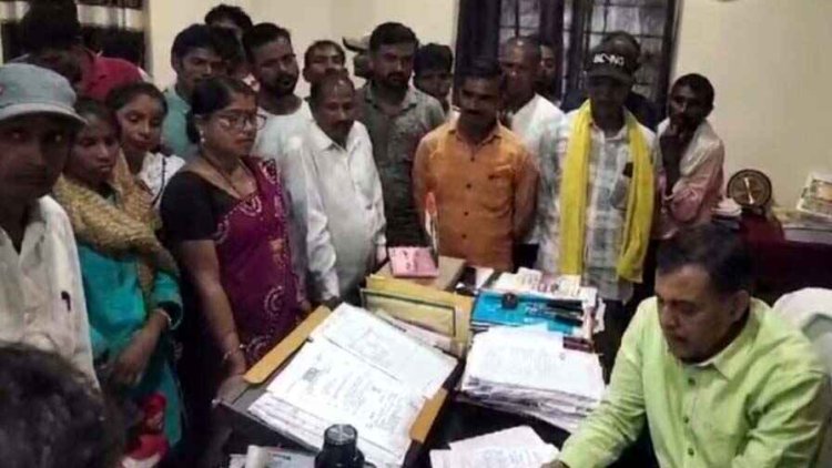 वेतन कटौती को लेकर सड़कों पर उतरे स्कूल सफाई कर्मचारी, कहा- पहले मिलते थे ₹3300, अब मिल रहे हैं सिर्फ ₹2500, दी बड़े आंदोलन की चेतावनी