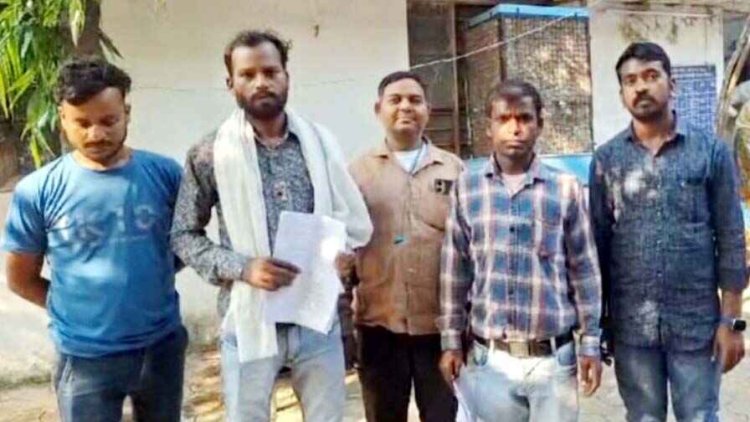 राशन कार्ड बनाने के लिए अधिकारियों ने मांगे पैसे, इंसाफ की गुहार लगाने कलेक्ट्रेट पहुंचे ग्रामीण, ग्रामीणों में भारी नाराजगी, लगाए गंभीर आरोप