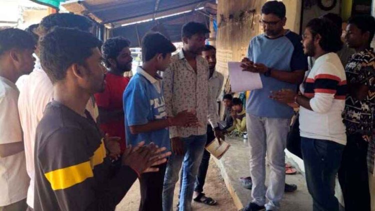 गरियाबंद में छात्रों ने दिखाई गांधीगिरी, कॉलेज की मांग को लेकर शुरु किया हस्ताक्षर अभियान, रघुपति राघव राजा राम से गूंजा इलाका