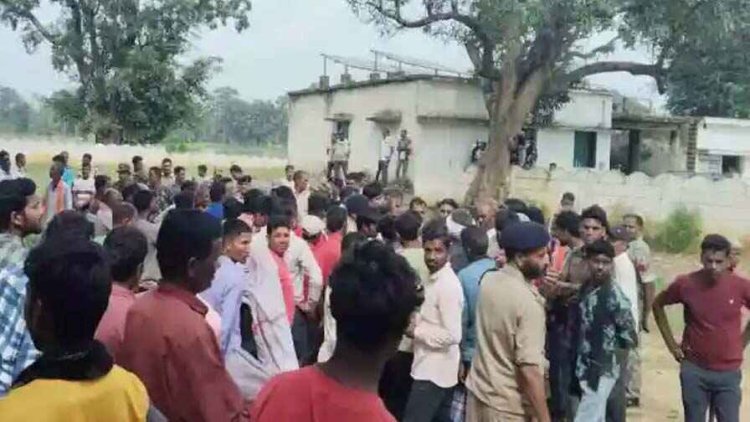 कबीरधाम जिले में दुर्गा मूर्ति स्थापना को लेकर विवाद, पुजारी ने गेट पर लगाया ताला, ग्रामीणों में आक्रोश, गांव में पुलिस बल तैनात