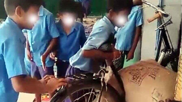 बच्चों से कराया जा रहा सायकल में मिड-डे मील का चावल मंगाने का काम, वीडियो वायरल होने के बाद प्रधान पाठिका पुष्पा साहू सस्पेंड