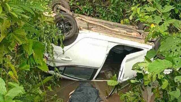 स्वास्थ्य अधिकारी की कार हुई हादसे की शिकार, गहरी खाई में गिरकर पलटी, बाल-बाल  बची जान, घायल अफसर जिला अस्पताल रेफर