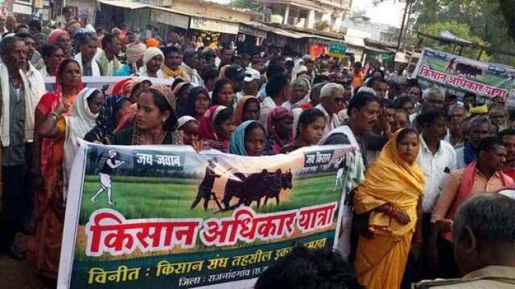 सहकारी बैंक की शाखा खोलने सैकड़ों किसानों ने घेरा कुमरदा तहसील कार्यालय,  5 सूत्रीय मांगों को लेकर आयोजित प्रदर्शन में जुटे दर्जनों गांव के किसान