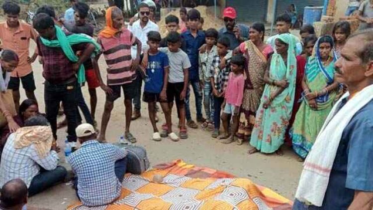 चलती बाइक से गिरी महिला, पीछे से आ रही ट्रक ने रौंदा, मौके पर मौत, ड्राइवर वाहन छोड़कर फरार, ग्रामीणों ने चक्का जाम कर किया मुआवजे की मांग