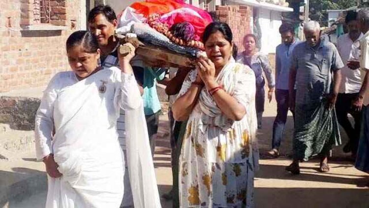 पिता के देहांत के बाद छोटी बहन की अर्थी को कंधा देकर अंतिम संस्कार का फर्ज निभाई बड़ी बेटी ब्रह्माकुमारी बहन, नजारे को देखकर लोगों के नहीं रुक रहे थे आंसू