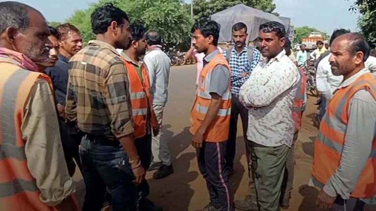 अडानी पावर में मजदूरों की हड़ताल जारी, JCP ने दिया था साथ का भरोसा, कामरेड नरोत्तम शर्मा ने कंपनी के अड़ियल रवैये को ठहराया जिम्मेदार
