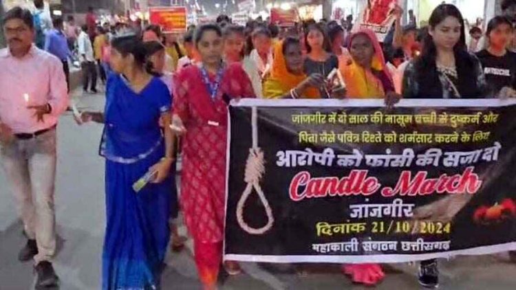 दो साल की मासूम बच्ची से दुष्कर्म, महाकाली संगठन व शहरवासियों ने कैंडल मार्च निकालकर जताया विरोध, आरोपी को फांसी की सजा देने की मांग