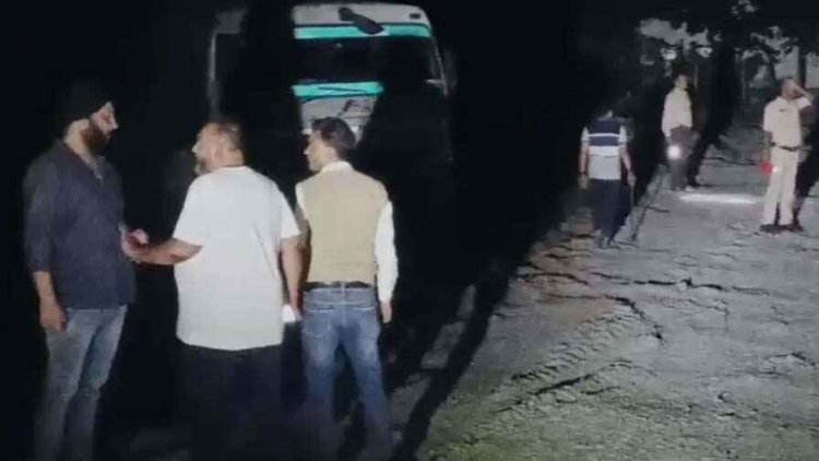 रेत माफियाओं के खिलाफ बड़ी कार्रवाई, रात के अंधेरे में टॉर्च लेकर रेतघाट पहुंचे अफसर, 2 चेन माउंटेन मशीन किया सील, 3 हाइवा जब्त