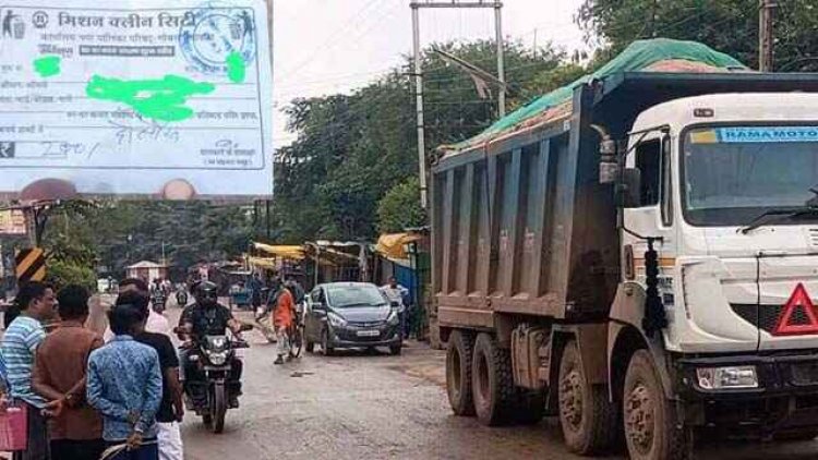 दो सौ रुपए की पर्ची कटाकर शहर में दनदनाते घूम रही रेत लदी गाड़ियां, लोगों ने हाइवा रोककर मचाया हंगामा, हंगामे के बाद हुई गाड़ी जब्ती की कार्यवाही
