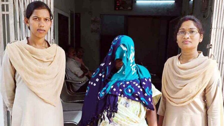 महंत घासीदास वार्ड धमतरी में गांजा बेच रही महिला तस्कर को धमतरी पुलिस ने रंगे हाथ गिरफ्तार कर भेजा जेल